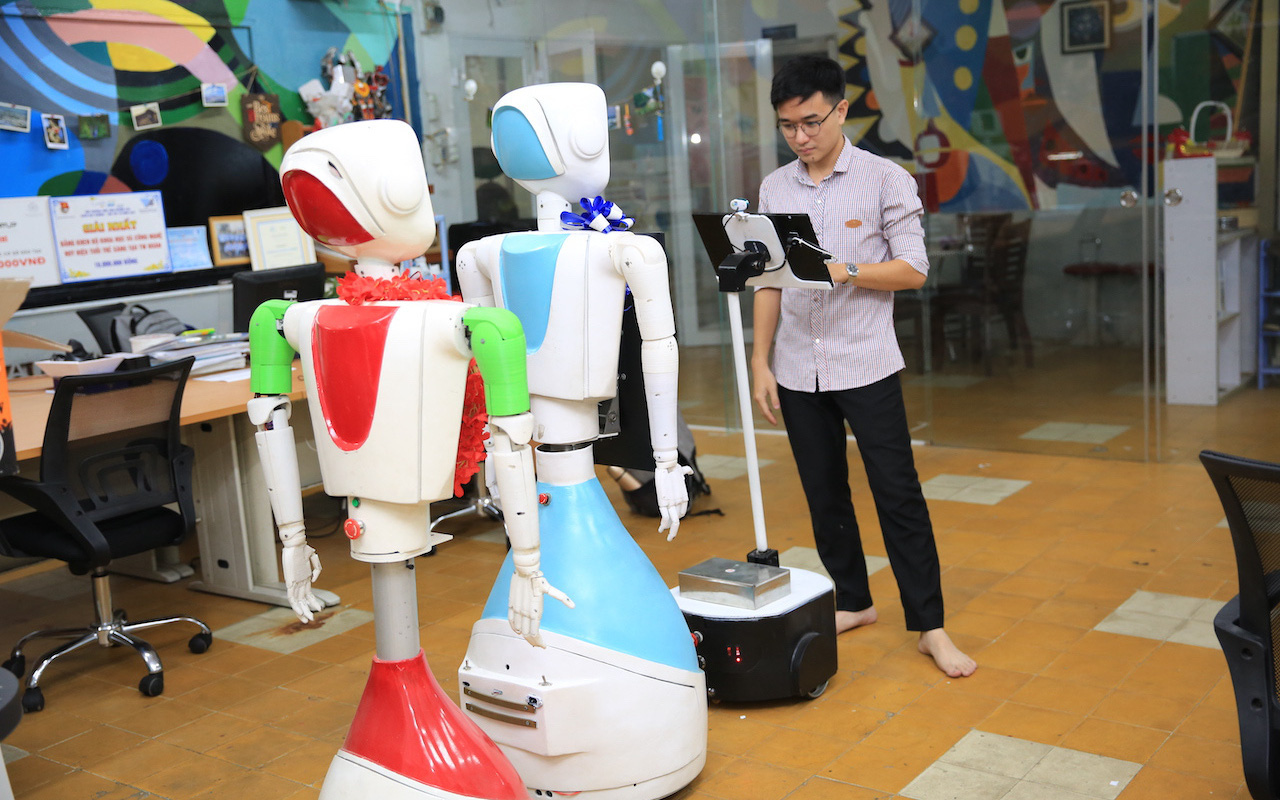 Nhóm sinh viên ở TPHCM chế tạo robot giúp giảm tải bệnh viện trong bão Covid-19