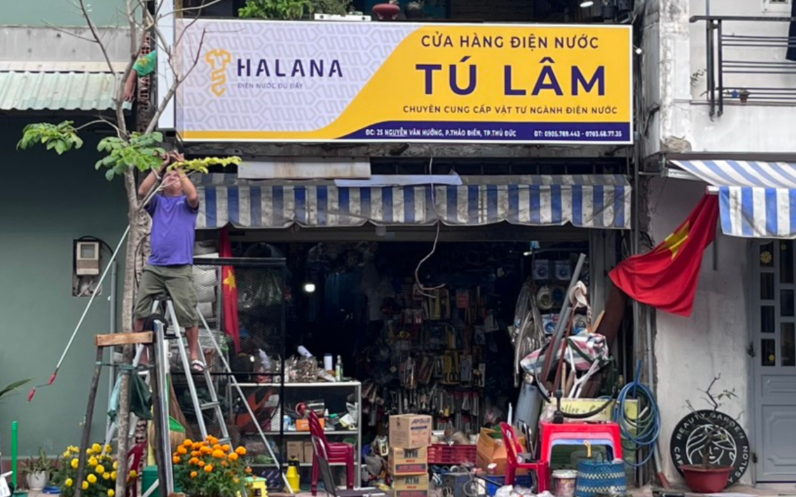 Halana tặng biển hiệu cho khách hàng

